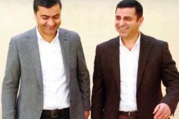 Selahattin Demirtaş und der HDP-Abgeordnete Abdullah Zeydan beim Hofgang im Gefängnis von Edirne im März 2017.